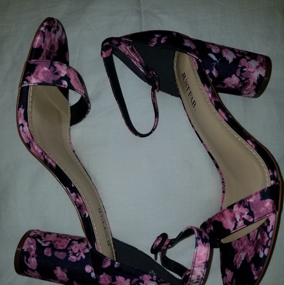 Sandals - Picture 2 of 4